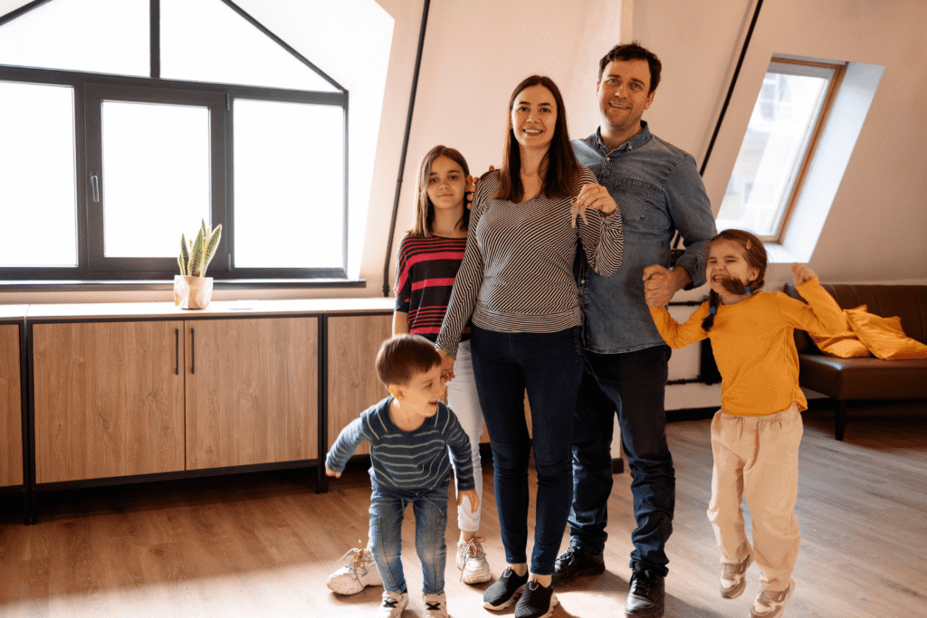 Famille lyonnaise après travaux d'isolation des combles