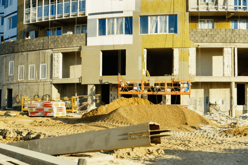 Chantier isolation extérieure façade immeuble en région lyonnaise